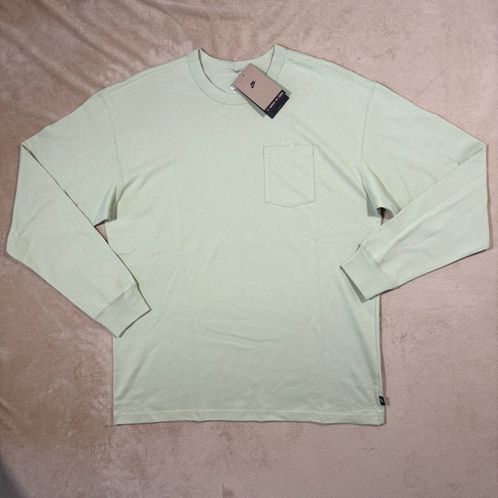 Nike Sportswear Premium Essential Pocket Tee Green DR7929-731 Size‎ M